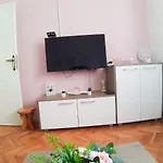 Sara Апартаменты Подстрана