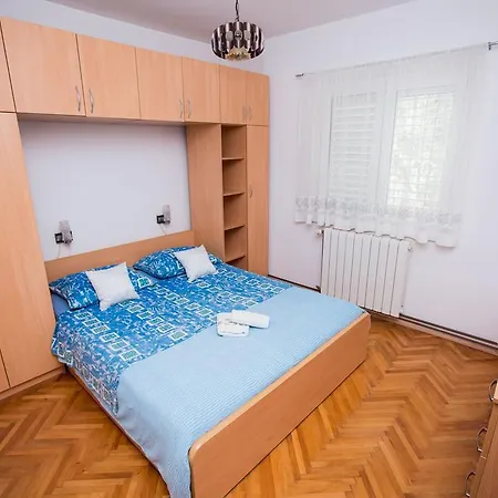 Апартаменты Sara Подстрана